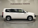 【まるごとクリーニング】シートを取り外し、車内を徹底洗浄。隅々まで丁寧に仕上げています。