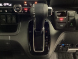 CVT車のセレクトレバーです。低速から高速まで、変速ショックのないスムーズな走りと、エンジン効率のよい領域を維持して燃費にも貢献します。サイドブレーキはスイッチ操作の電子制御パーキングブレーキです。
