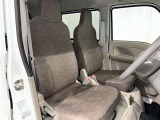 シンプルながら機能性あふれる運転席廻りです。視界性もよく、運転しやすいですよ。