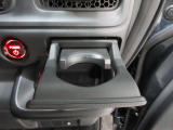 運転席側の手の届きやすい位置にもドリンクホルダーが付いています。