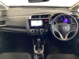 車内は光触媒抗菌消臭施工済です。スタイリッシュなデザインでスポーティなインパネ周りを演出します。グローブボックスやカップホルダーのほかにトレーなどたくさんの収納スペースが付いています。