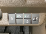 ハンドルの右側にはヘットライトリベライザーとHondaセンシング用のメインスイッチがついています。ヘッドライトリベライザーは道路状況や積荷の加重に応じてライトの高さを調節できます。