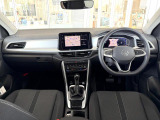 SUVらしい厚めのT字型インパネです。スタンダードなスイッチ配置で国産車からの乗り換え時にも違和感はありません。