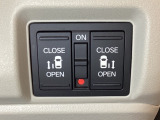 リアドアは乗り降りに便利な両側電動スライドドアです。また運転席に座っていながらスイッチ操作で自在にスライドドアを開け閉めできます。