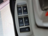 パワーウィンドーのスイッチですよ。運転席に居ながら窓の開け閉めのコントロールが出来ますよ。ロック機能で、子供がイタズラして窓を開けるという事もなくなりますよ。