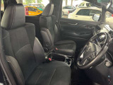 運転席の画像です。足元やシートまわりに余裕があり、リラックスした姿勢で運転が可能です。視界も良好で操作系へのアクセスもしやすく、快適で安心感のあるドライブをサポートします。