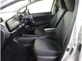高いホールド性で運転姿勢が安定します。長距離ドライブでも疲れにくいのが魅力です。快適なドライビングライフをお送りください♪