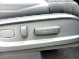 運転席はパワーシートとなっております!きめ細かい位置調整が可能です!