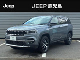 Jeep伝統の7スロットグリルとシャープなLEDヘッドライトが存在感を放ち、ひと目でJeepと分かるフロントフェイスに仕上がっています。