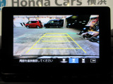 バックカメラの画像です。ガイドラインがスムースな車庫入れをサポートいたします。車庫入れの安心感がアップしますね。