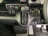 足元スッキリ、インパネシフトです。パーキングブレーキは電子制御パーキングブレーキタイプなので、運転席と助手席の間がスッキリしています。
