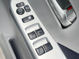 【電動格納ミラー】サイドミラーは電動格納式となっており、狭い駐車場でもキズがつくリスクを抑えられます。