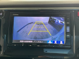 【バックカメラ】運転が苦手な方も車庫入れラクラクです!ギアをリバースに入れれば自動的に切り換わりますので、面倒な操作は不要です♪狭い駐車場もお車を傷つけず安心ですね!