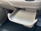 さまざまな使い方のできる【スライドセンタートレー】運転席からも助手席からも自在に使えます。