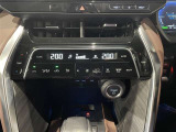 左右独立温度コントロールフルオートエアコンです。運転席、助手席それぞれで独立して温度設定ができます。