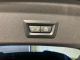 オートマチック・テールゲート・オペレーション  電動オープン、クローズ機能を備えたテールゲートはリモートコントロールキーのボタンの操作、テールゲートのボタンにより開閉が可能です。