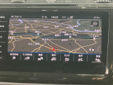 タッチスクリーンを採用。従来のナビゲーションシステムの域を超える、車両を総合的に管理するインフォテイメントシステムです。