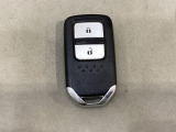 スマートキーを装備しています。鍵を差し込むことなくドアロックの開け閉めと、スタートボタン操作でのエンジンスタートができます。