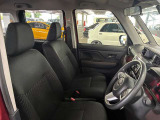 運転席の画像です。足元やシートまわりに余裕があり、リラックスした姿勢で運転が可能です。視界も良好で操作系へのアクセスもしやすく、快適で安心感のあるドライブをサポートします。