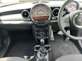 人気のMINI ONE入庫しました おしゃれなデザインとコンパクトで運転しやすく、街乗りからロングドライブまで快適です 認証工場でしっかり整備してから納車いたします お気軽にお問い合わせください