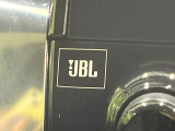 【JBLサウンドシステム】メーカーオプションの高品位サウンドシステムを搭載。専用のチューニングが施された大小様々なスピーカーから良質なサウンドが奏でられ、臨場感あふれる音響空間を演出します。