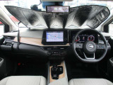広いフロントガラスで視界良好の運転席。