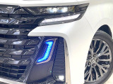 【LEDヘッドライト】悪天候や夜間走行時も良好な視界を確保し安心して運転できる高輝度LEDヘッドライトを装備!点灯速度が早く、消費電力も抑えられています。