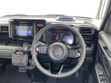 運転席まわりです。 各操作スイッチは使いやすい位置に配置されてます。