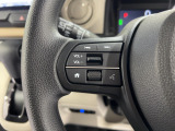 運転中もハンドルでの操作が可能です。特に高速道路等の目が離せない運転時には、便利さだけでなく、安全性も兼ね備えております。