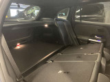 メルセデスのシートは少し硬めになっております。長時間の運転の際、適度な反発があることでお尻や腰の負担を減らす効果が御座います。