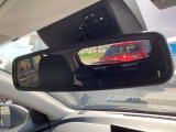 自動防眩ミラーを装備しています。夜間の後続車からのライトの眩しさが軽減され運転のストレスが減ります