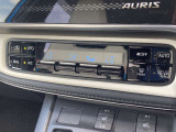 【オートエアコン】一度お好みの温度に設定すれば、車内の温度を検知し風量や温度を自動で調整。暑い&hellip;寒い&hellip;と何度もスイッチ操作をする必要はありません。快適な車内空間には必須の機能ですね♪