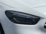 【フルLEDヘッドライト】ヘッドライトとリアコンビネーションランプのすべてにLEDが使用されています。長寿命・低消費電力、良好な視認性を確保します。