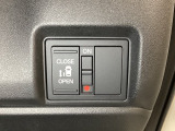 左側電動スライドドアは運転席からでも操作ができるように、ハンドル付近に開閉の操作スイッチが付いています。