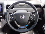 ハンドル左側にはオーディオ操作が出来るオーディオリモートコントロールスイッチ、右側にはHonda SENSINGとオートクルーズコントロールのスイッチを装備!