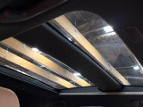 【パノラマルーフ】大型のガラスルーフ搭載で車内の解放感が一気にアップ!開放的なドライブをお楽しみいただけます。