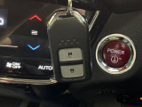 【Hondaスマートキー】カバンやポケットに入れたままでもドアの施錠・解錠が可能なスマートキーを装備。エンジンのオン・オフ時もカギを取り出す必要が無いからとっても便利です♪
