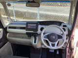 フロントガラスが大きく、ワイドな視界で運転もしやすくなるように設定されています。入れるものを限定せず、気軽に使える助手席前のトレー。走行中も落ちにくい形になっていてとても便利です。