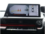 パノラミックビューモニター装備!トップビュー&フロントビュー・車両に取り付けたフロント、サイド、バックカメラの映像を合成して画面上に表示させることで、低速時の運転を補助する装置です。