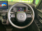インテリアに合わせたデザインのステアリングは、運転される方のことも考え、運転しやすい形状、大きさです。是非一度、実際に触ってお確かめください。