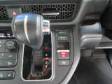 インパネシフトだから視線の移動も少なく足元もスッキリ♪運転席もゆったりしているのでゆとりを持ってドライブできますね!