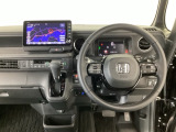 【ハンドル】運転にかかわる様々な操作を安全に行えるように視点移動が少なく操作性に配慮されたスイッチ類が凝縮されたコックピットです。