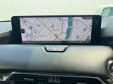 お手元のスマートフォンと接続して頂く事で使用可能な「Apple CarPlay/Android Auto」電話の応答は勿論、メッセージの受信やLINE、音楽接続からナビアプリの使用まで幅広く活躍致します。