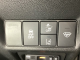 Hondaセンシング用の、VSA(ABS+TCS+横滑り抑制)解除と路外逸脱抑制機能のオンオフスイッチなどはハンドルの右側に装備しています。