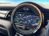 ●純正ナビ:一体感のあるナビは、高級感ある車内を演出してくれます。オーディオ機能も充実しておりますので、運転もより楽しめます♪