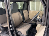 乗降がしやすい運転席。高さが調節できて小柄な方でも運転しやすいポジションをとることができます。