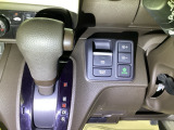 運転席周辺のスマートなレイアウトが、操作のしやすさを実現。快適なドライブをサポートします。手元で操作ができる、電子制御パーキングブレーキ。
