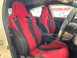 【専用スポーツシート】ホールド性に優れ、カーブ時の体が流れを抑制してくれます。また、体にフィットするから腰や背中が疲れにくく、ロングドライブや高速走行でも快適にお過ごしいただけます♪