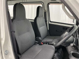 シンプルながら機能性あふれる運転席廻りです。視界性もよく、運転しやすいですよ。