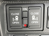【両側パワースライドドア】スマートキーや運転席のスイッチで後席両側スライドドアの開閉が可能♪電動だから力を入れてドアを開ける必要が無く、小さなお子様でも簡単に開け閉めでき快適です♪